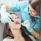 Dentista realizando uma avaliação